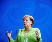 Merkel: állandó párbeszédet kell folytatni Oroszországgal