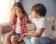 A kikényszerített bocsánatkérés árthat a gyereknek 