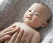 A kisbabák gyengéd simogatása fájdalomcsillapító hatású