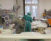 Tizenhat korszerű lélegeztetőgéppel gazdagodott a pécsi klinika