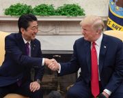 Trump és Abe az amerikai-japán kapcsolatok erősítésében állapodott meg 