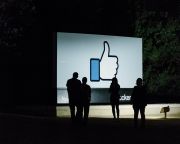 A Facebook feldarabolását szorgalmazza egyik alapítója