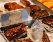 Drágán keltek el a bálnavadászatból származó első húsok Japánban