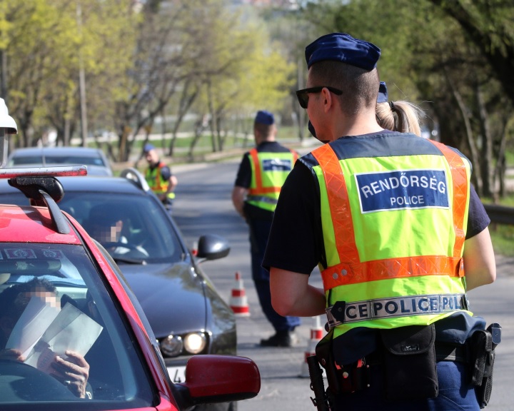 A rendőrség ellenőrzi és kiszűri a forgalomból az ittas sofőröket