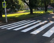 Jobban látható táblákkal jelzi a gyalogátkelőket a Magyar Közút