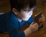 Szigorúan korlátoznák az olasz gyerekek okostelefon-használatát