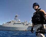 Amerikai hadihajók megszállják a Perzsa-öbölt