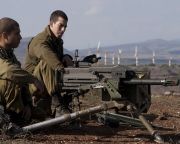 Az izraeli csapatok harci készültségben várakoznak