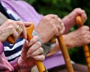 Az időskorúak csaknem fele nem kap nyugdíjat a világban