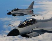 Peking vadászgépekkel fizet az iráni olajmezők használatba vételéért