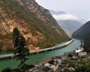 Egy folyó felett, hegyek között vezet Kína első zöld autópályája