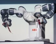 Együttműködő robotot mutatott be az ABB