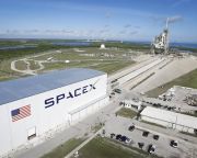 Űrhajósokkal és katonai műholdakkal bővít a SpaceX