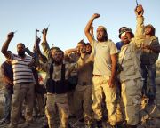 Elvágták az Iszlám Állam fő utánpótlási vonalát a szír lázadók