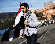 Kairóban bíróság elé állítottak több „forradalmárt”