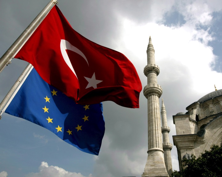 EB: Ankara politikája lehetetlenné teszi Törökország uniós csatlakozását