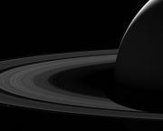 Hét holdjának együttműködése révén marad egyben a Szaturnusz legnagyobb gyűrűje