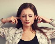Hang- és elektromos terápiával kezelnék a fülcsengést