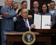 Trump aláírta az acél és az alumínium importvámjáról szóló döntést