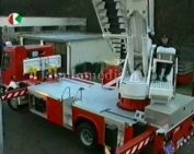 A tűzoltó parancsnok egy magasból mentő tűzoltó autót vehetett át