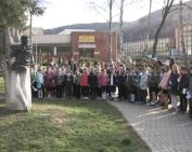 Nemzeti ünnepünk alkalmából adtak elő műsort a Petőfi szobornál a Kodály iskola tanulói